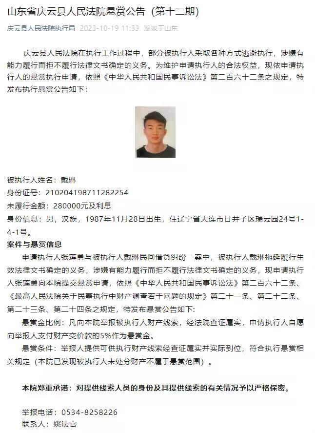 首次触电大荧幕的新人演员王锵，干净利落的圆寸头搭配一身运动休闲装亮相，青春阳光，朝气蓬勃